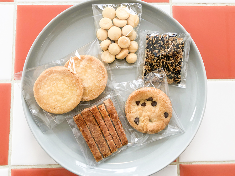 上から時計回りに、ほろふわボーロ、ごまのパイ 、チョコチャンククッキー（1枚）、チーズのパイ、プポンのサブレ（2枚）