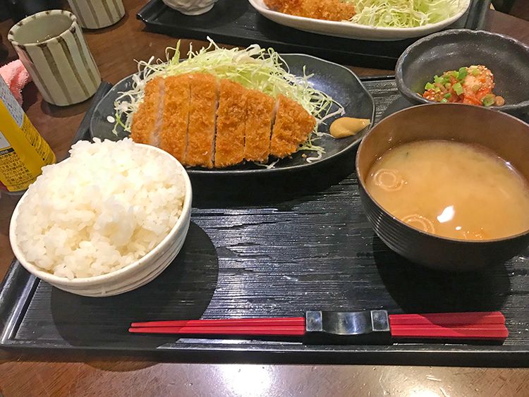「やまねこ亭」のとんかつ定食