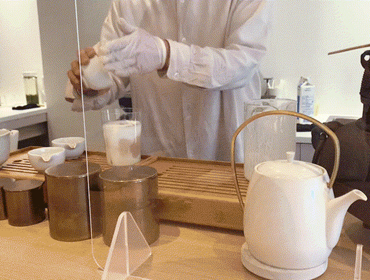 OIMOcafe zenpukuji(オイモカフェ善福寺)のドリンクを作る様子