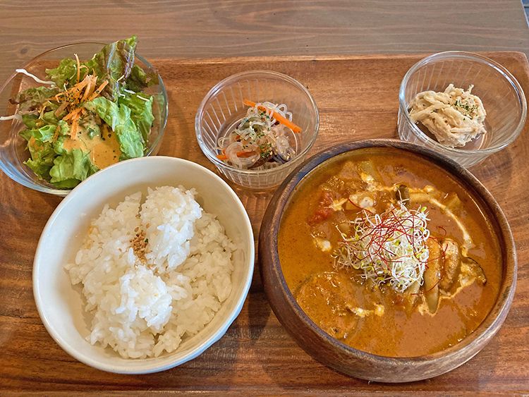 Alley Cafe(アリーカフェ)のナスと竹の子と柔らかポークのココナッツレッドカレープレー
