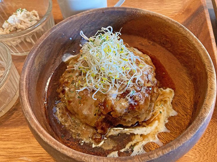 Alley Cafe(アリーカフェ)の自家製照り焼きチーズのせハンバーグ
