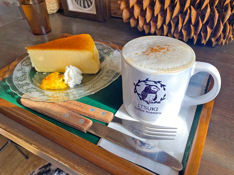 「ITSUKI Coffee Roastery」のチーズケーキとカプチーノ