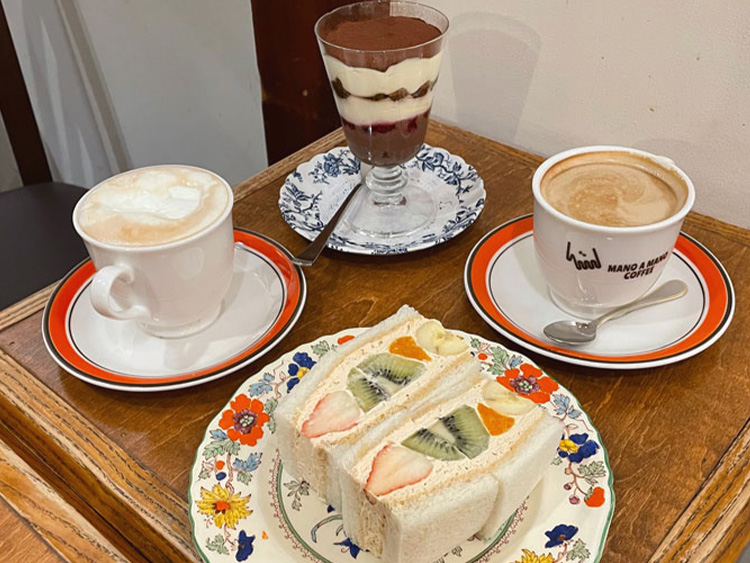 ぽえむ MANO A MANO COFFEEのカフェ