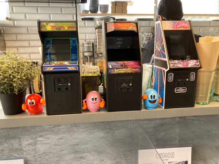 「Hi-SCORE BurgArcade」の店内にあるミニチュアゲーム機