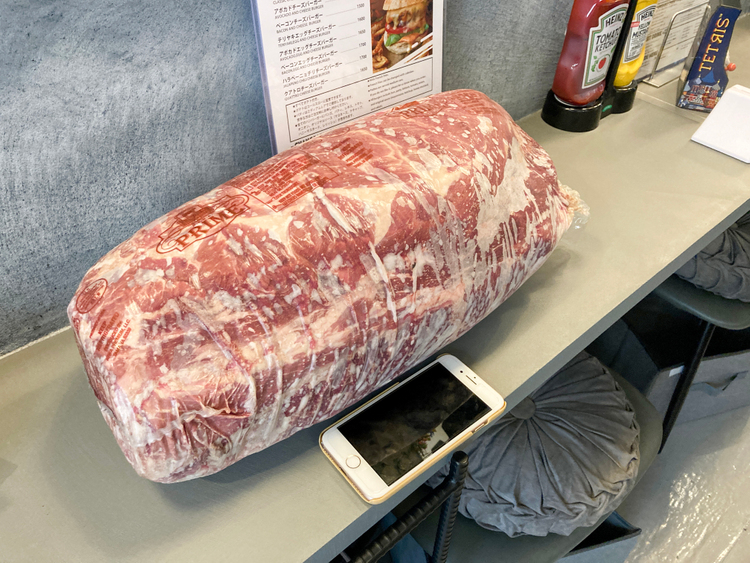 「Hi-SCORE BurgArcade」のハンバーガーに使用しているステーキ用の赤身肉の塊