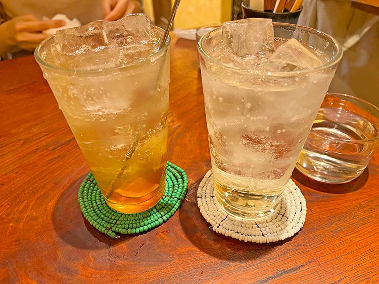 シフク食堂のスパイスレモンスカッシュ(写真左)、ハーバルソーダ(写真右)