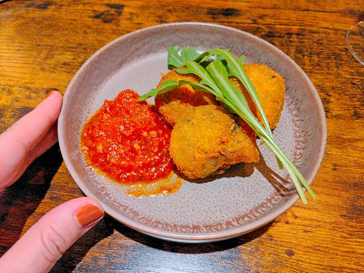 「ワイン&タパス チル(Wine&Tapas Chill)」のイカスミのライスコロッケ
