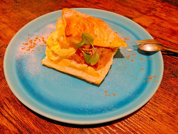 「ワイン&タパス チル(Wine&Tapas Chill)」のバナナのアップルパイ