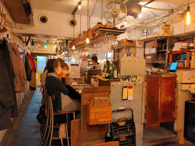 「ワイン&タパス チル」の店内