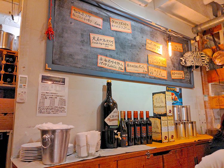 「ワイン&タパス チル」の店内