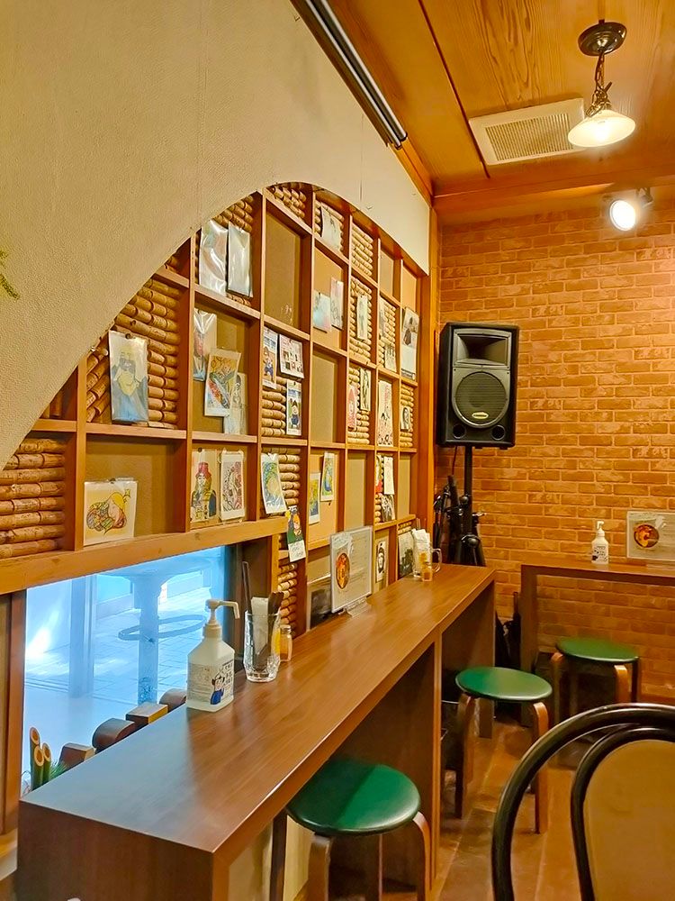西荻カリー ろんぐとーんの店内