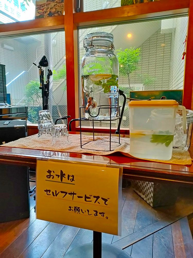 西荻カリー ろんぐとーんのウォータサーバ