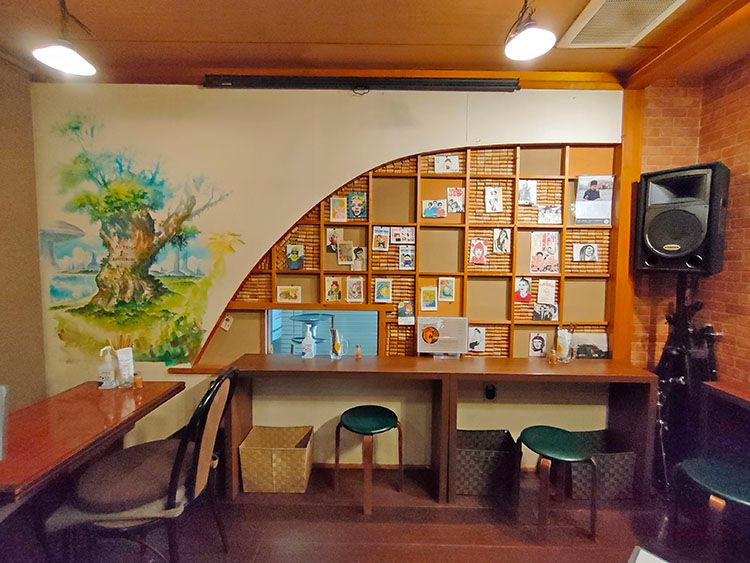 西荻カリー ろんぐとーんの店内