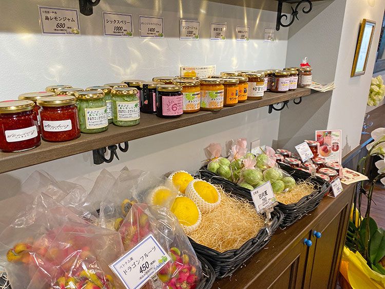 カフェ 一富士の店内で使用している果物や珈琲、お茶、食器