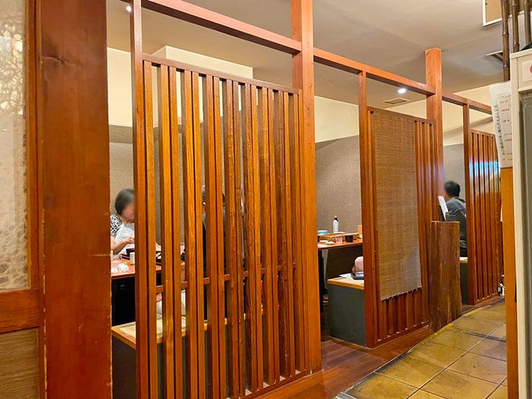 猿蔵の店内