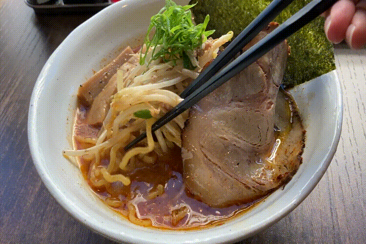 味尊のラーメンをすくう動画