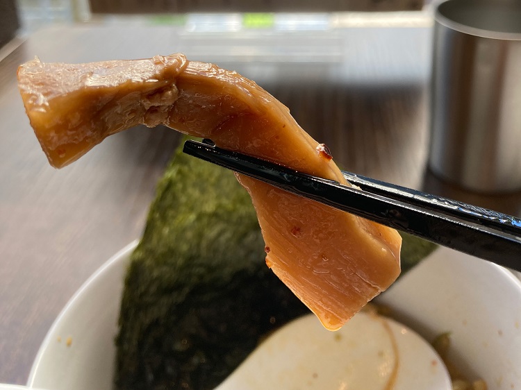 味尊の辛味噌ラーメンに入っている大きなメンマ