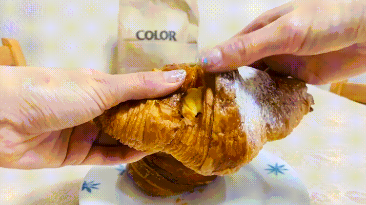 「COLOR」のクロワッサン(クリーム)GIF