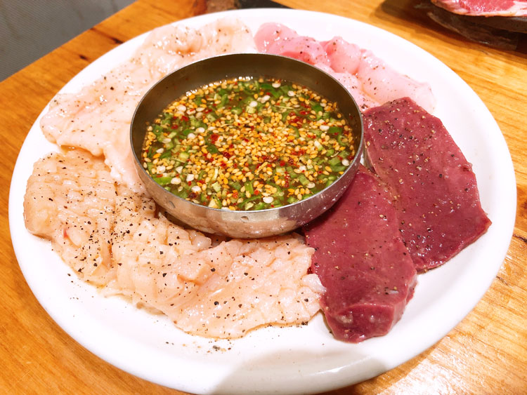 「焼肉JIN TOKYO」のホルモンの盛り合わせ