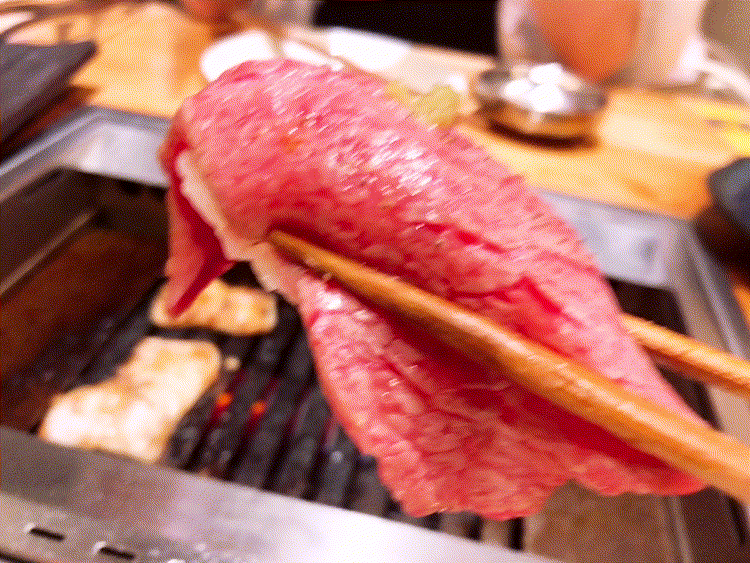 「焼肉JIN TOKYO」の大トロ肉寿司GIF