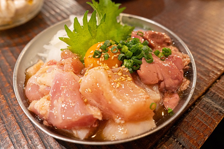 オモウツボの「国産赤鶏の生肉盛り」