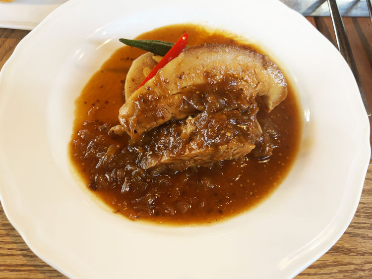 「カフェ デュ クレプスキュール」の豚バラ肉のカルボナードとバケット