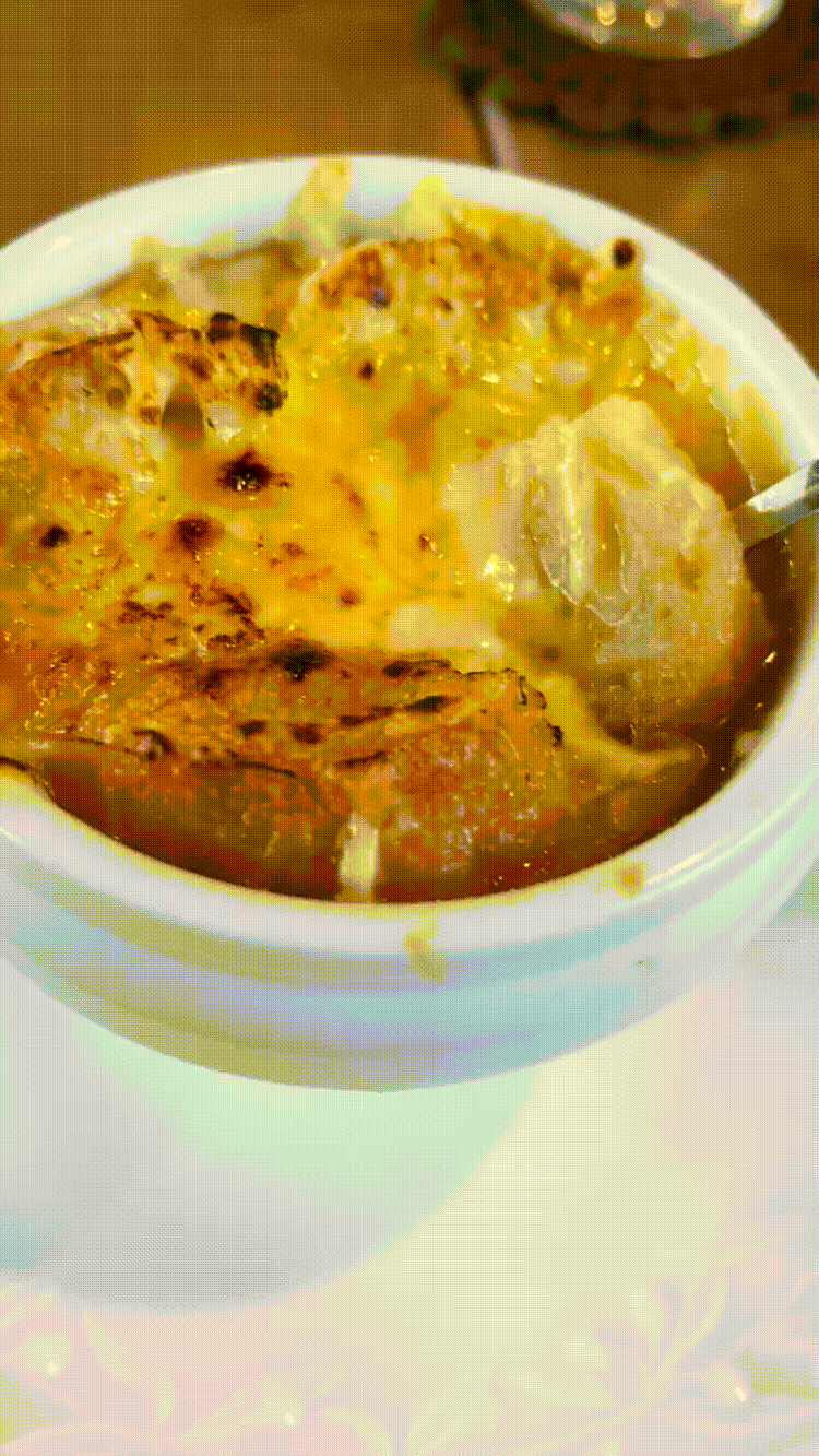 「カフェ デュ クレプスキュール」のオニオングラタンスープのチーズがのびるGIF