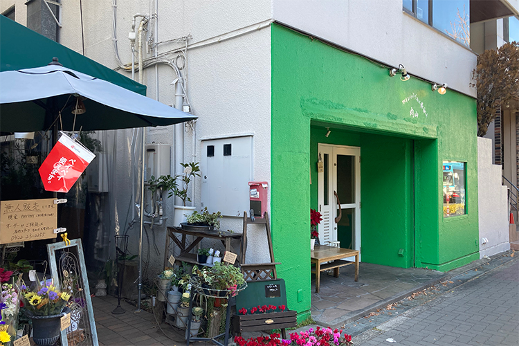 緑色の壁が印象的な肉山のビル