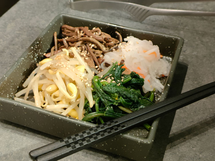 「焼肉バズーカＦ 東中野駅前店」のナムル盛り