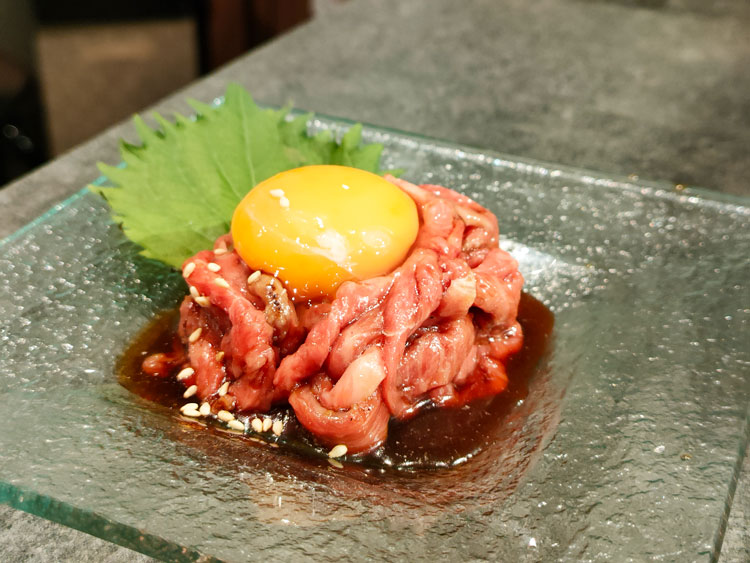 「焼肉バズーカＦ 東中野駅前店」のあぶるユッケ「炭薫」