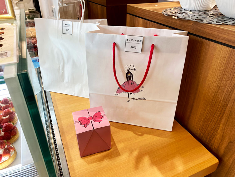 「tartotte(タルトッテ)吉祥寺マルイ店」の持ち帰り用ボックスと紙袋