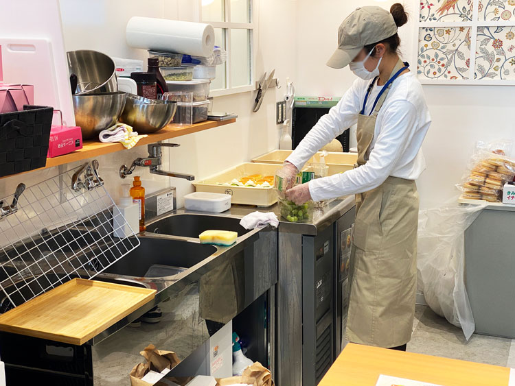 「tartotte(タルトッテ)吉祥寺マルイ店」のタルトを作る様子