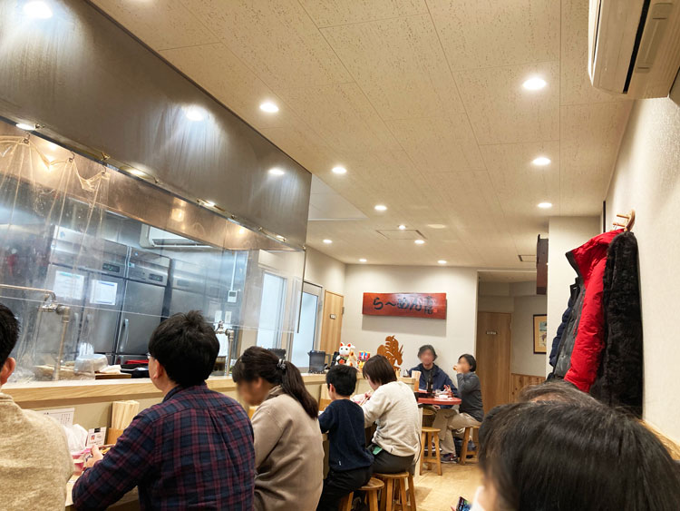 らーめん高尾の店内