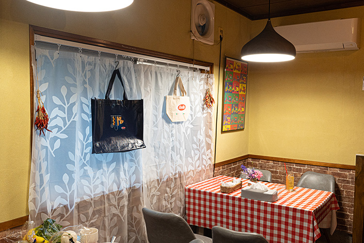 「Calzone＆Primo KONATAKA」の店内