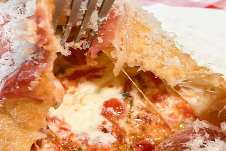 「Calzone＆Primo KONATAKA」の揚げピザ