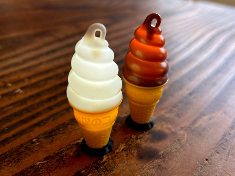 光るソフトクリームのカプセルトイ