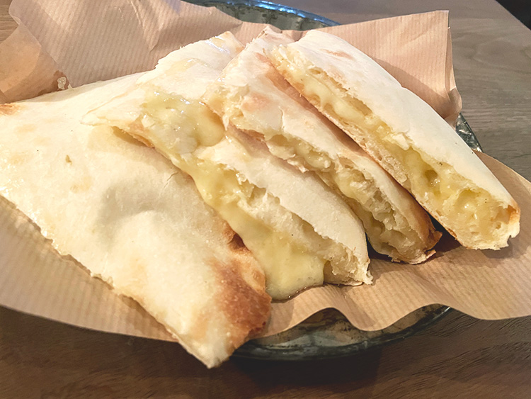 Sajilo Cafe(サジロカフェ)のチーズナン