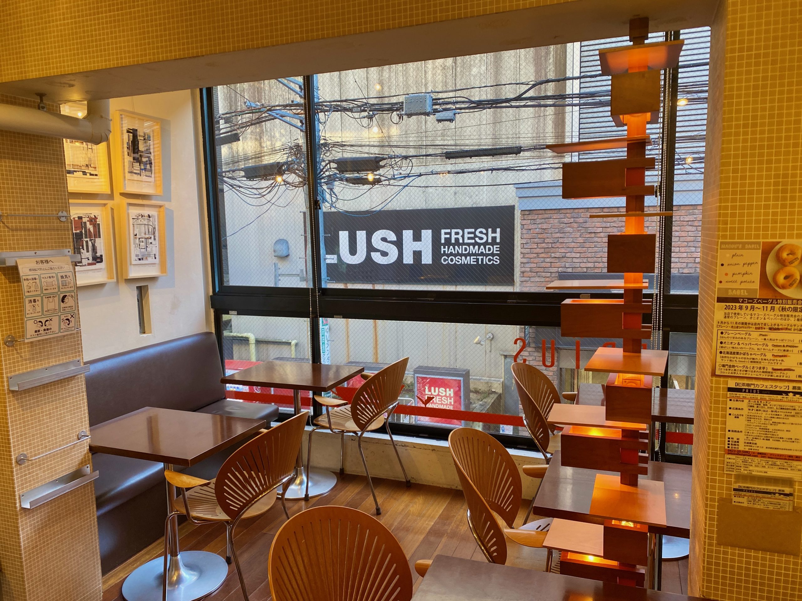 プリュスカフェの店内 