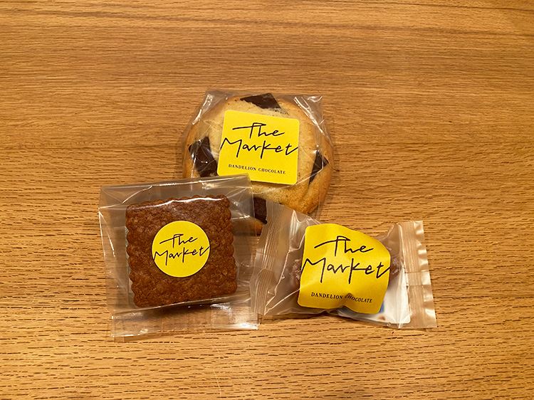 「ダンデライオン・チョコレート The Market 吉祥寺」のスモアサンド、ダンデライオン・チョコレートチップクッキー、カカオケーキ(レモン)