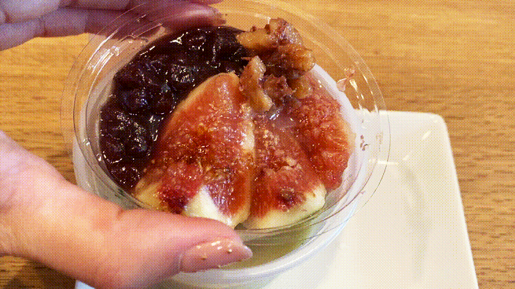 「菫花堂」のいちじくの和製豆花GIF