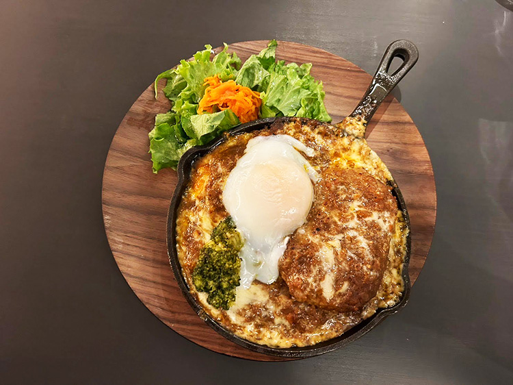 「CAFE&WEDDING22」の温玉ハンバーグカレードリア
