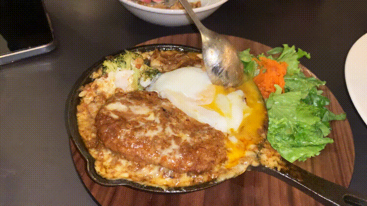「CAFE&WEDDING22」の温玉ハンバーグカレードリアGIF