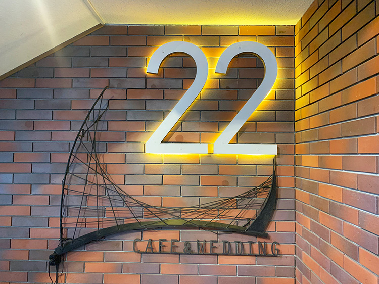 「CAFE&WEDDING22」の看板