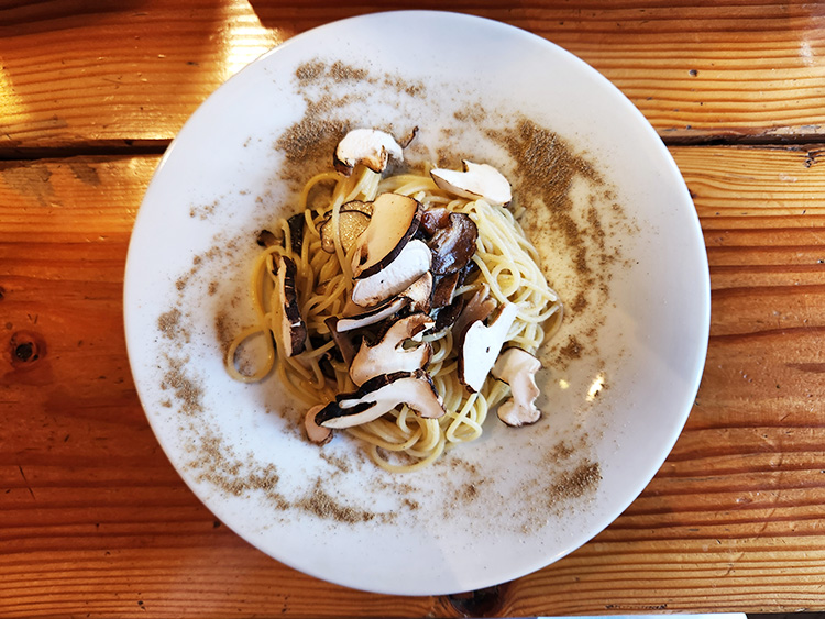 カルボナリ党のしいたけパスタ