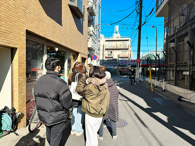 トニーズピザ (TONY's PIZZA)の外の行列