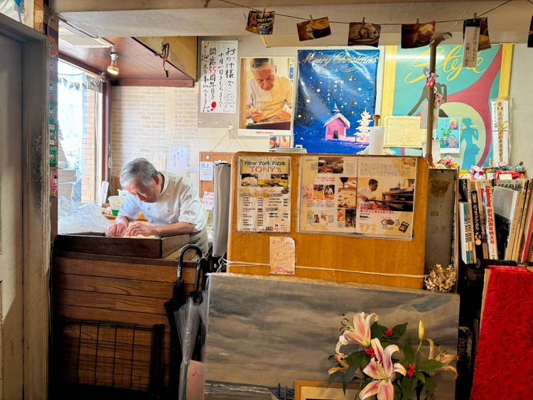 トニーズピザ (TONY's PIZZA)のご主人がピザをつくっているところ
