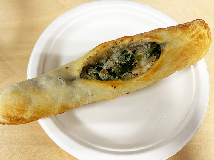 「草鞋ベーカリー」のしらすとパクチーのペペロンチーノ