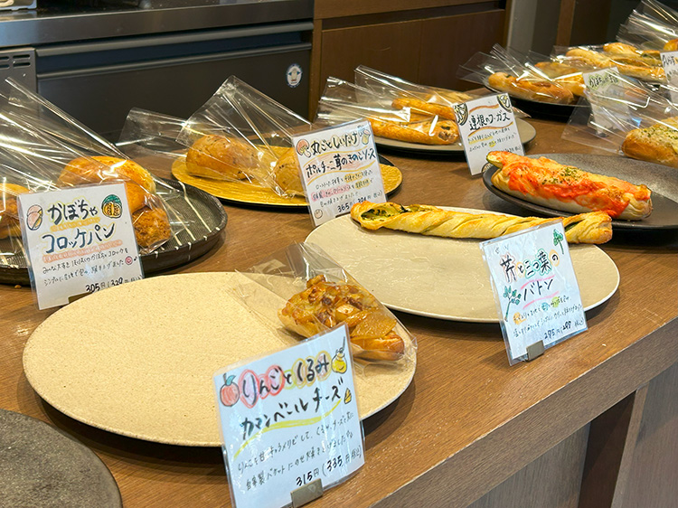 「草鞋ベーカリー」の店内