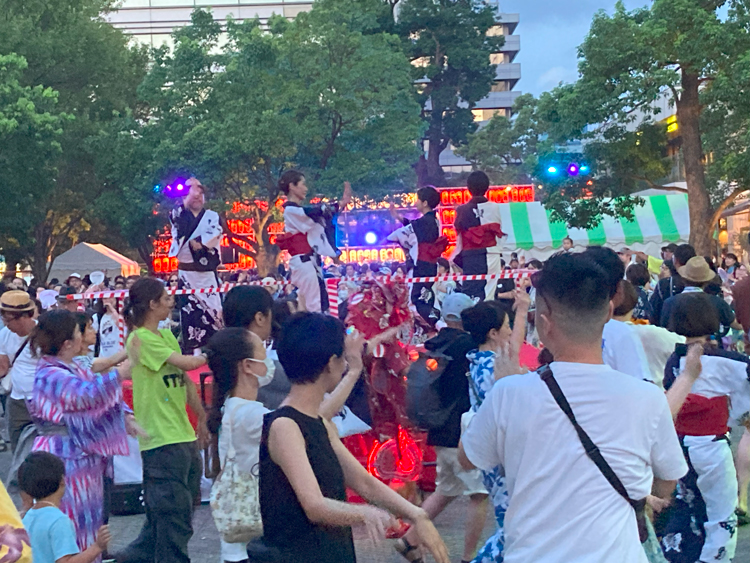 中野駅前大盆踊り大会の盆踊り