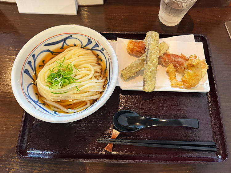 「讃岐うどん なかじょう」のうどんと天ぷら